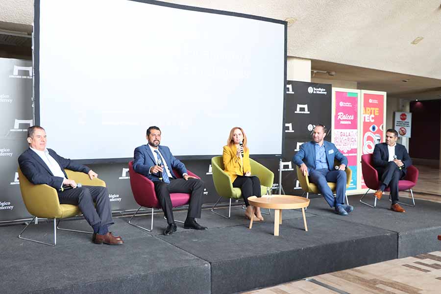 Jaime Leal, Juan Manuel Sánchez, Adriana Guerra, Marshall Díaz y José Zazueta, en el panel de Sostenibilidad para alumnos de Contaduría Pública y Finanzas.