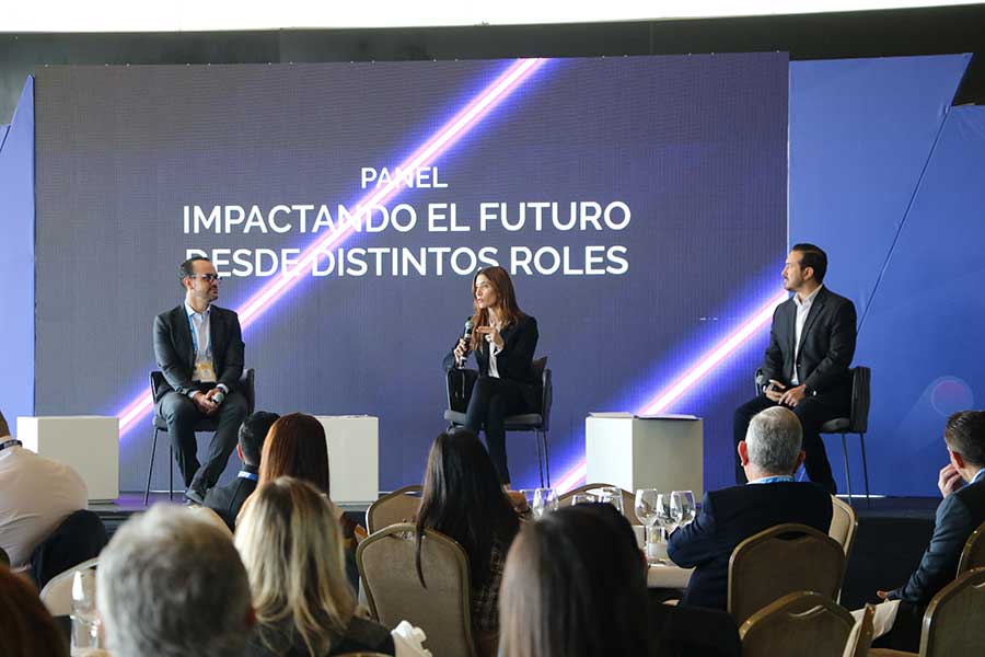 (De izq. a der.) Gilbert Devlyn, Maya Lobo y Ricardo Martínez Zambrano.