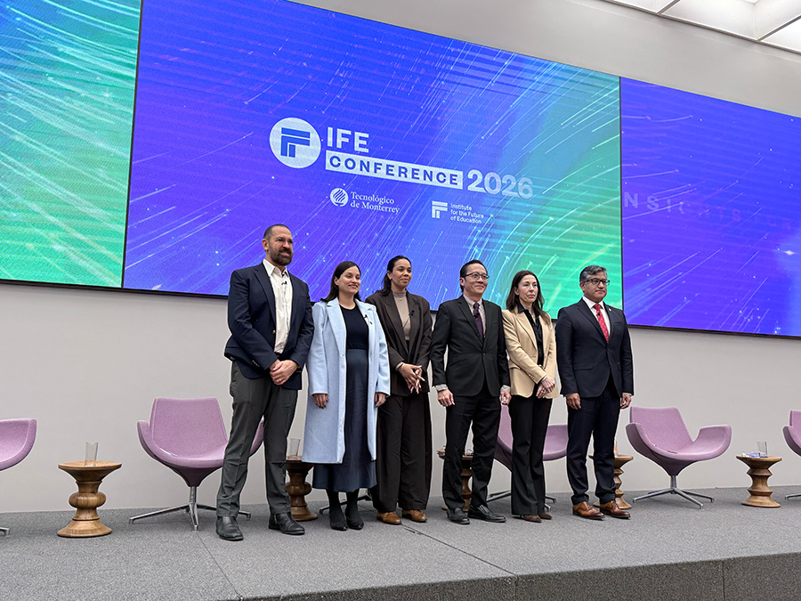 panelistas posando al final de su presentación