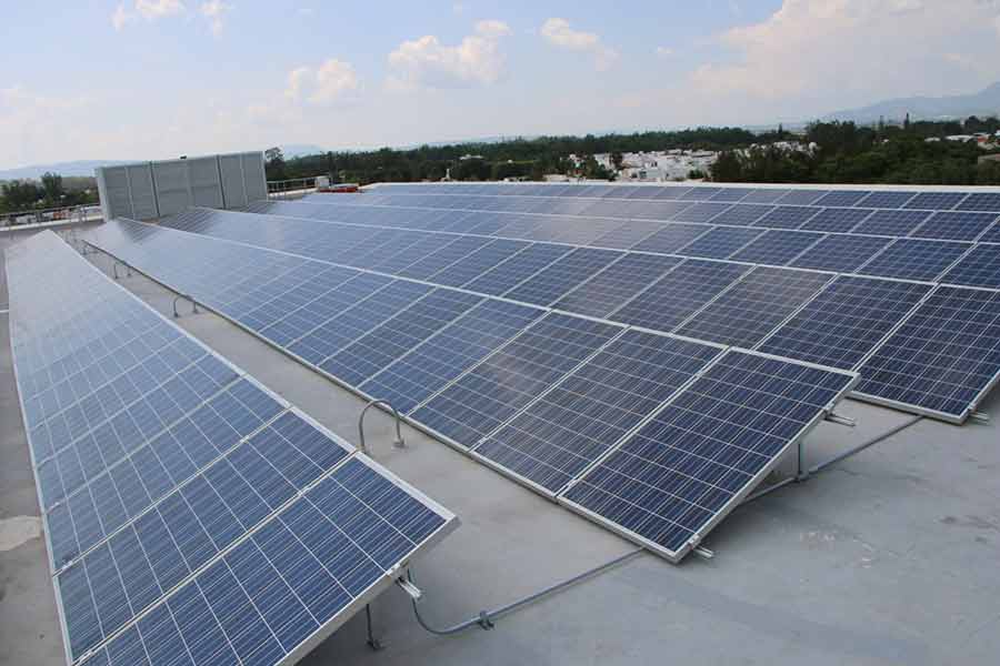 Paneles solares en edificios de campus Guadalajara.