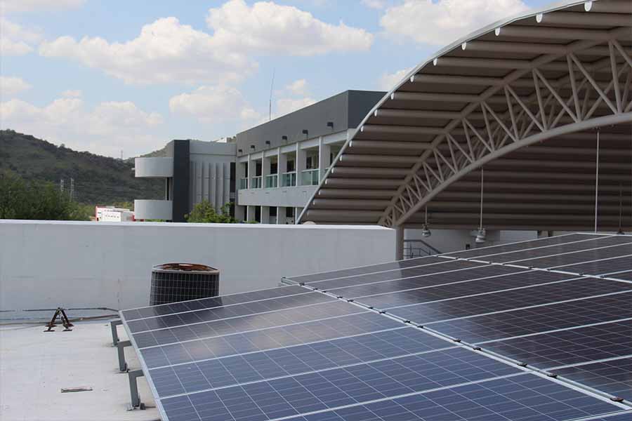 Paneles solares en el techo de un edificio del Tec campus Sonora Norte.