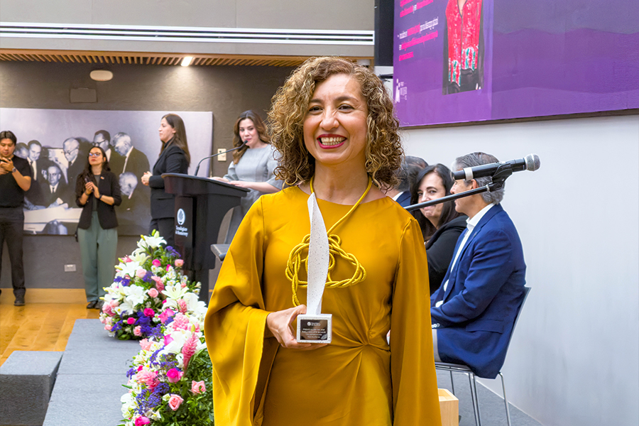 La profesora investigadora Paola Ricaurte Quijano, experta en &eacute;tica de la IA, posando con su reconocimiento.