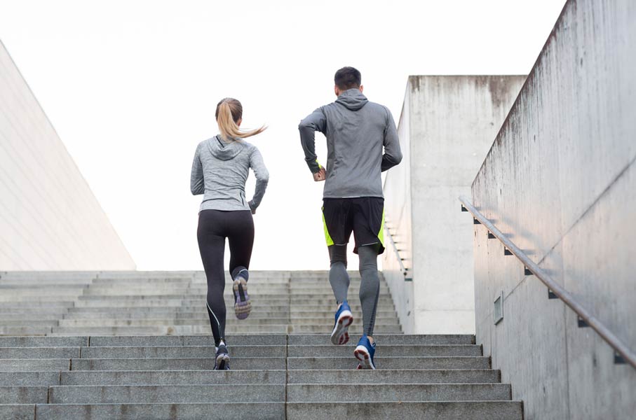 Pareja corriendo.