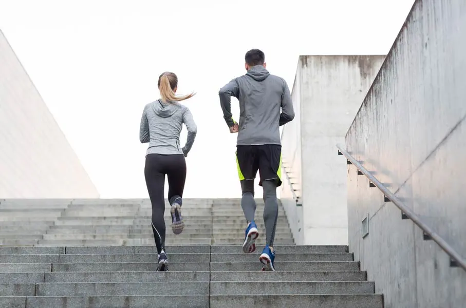 Pareja corriendo.
