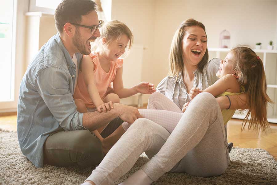 Pareja sonriente junto a un smartphone con la app 'begIA', enfatizando la importancia de la prevención de ceguera