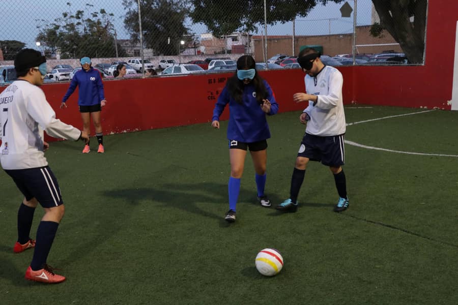 Partido de soccer entre Borregas de PrepaTec Santa Anita y Atlético Guadalajara Escuela de Futbol para Ciegos