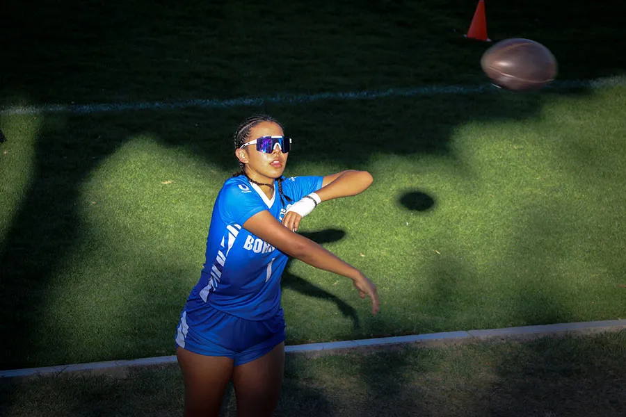 Jugadora lanza balón de tochito bandera en el Torneo Región Noroeste del Tec de Monterrey campus León