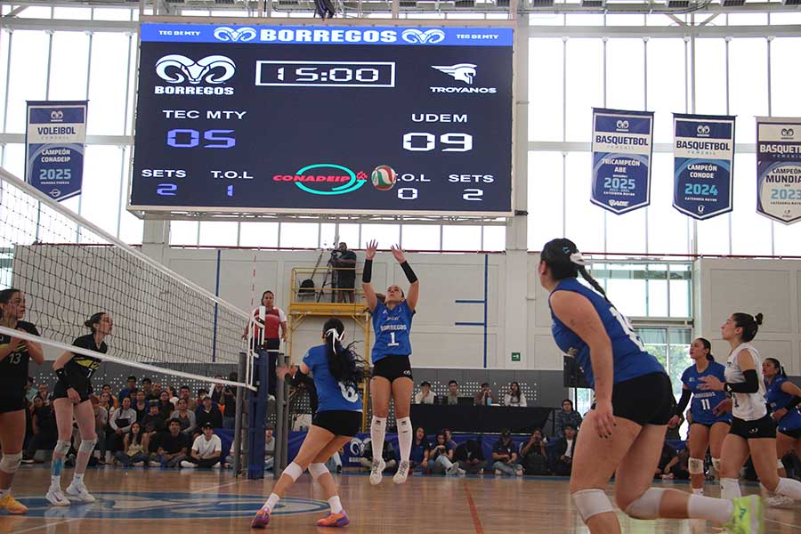 Partido entre Borregos Monterrey de voleibol femenil y Troyanas UDEM en el Wellness Center del campus Monterrey.