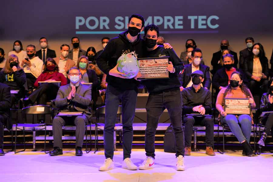 Directores de carrera recibieron las fotos de generación de alumnos graduandos en campus Monterrey