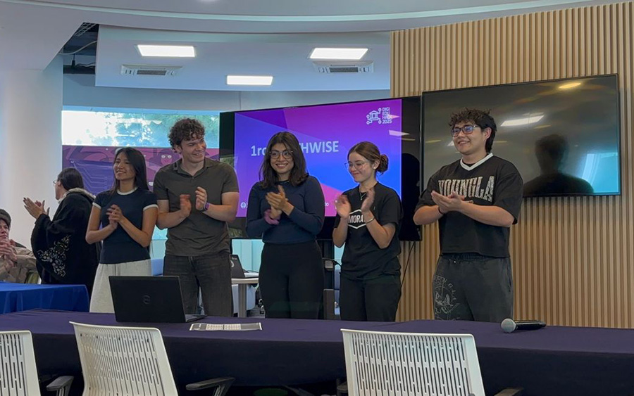 El equipo durante su presentaci&oacute;n en digieduhack