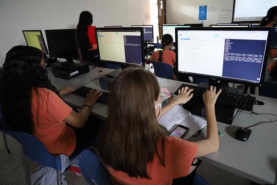 Campamento Patrones Hermosos impulsa la participación de mujeres en ingeniería.