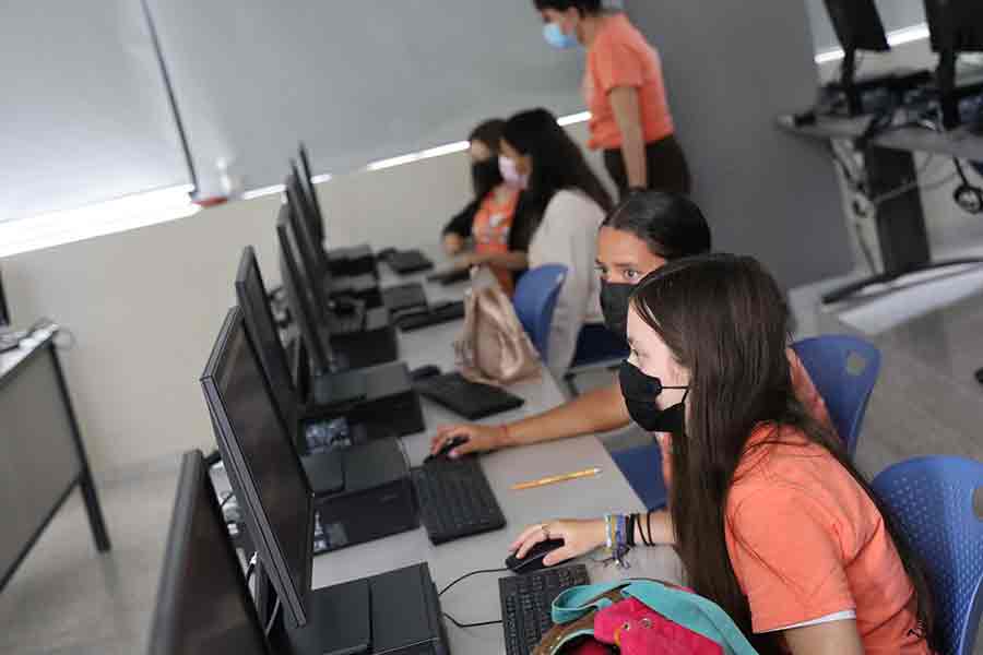 Campamento Patrones Hermosos impulsa la participación de mujeres en ingeniería.