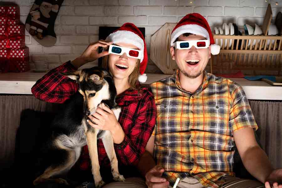 Pareja viendo películas de navidad