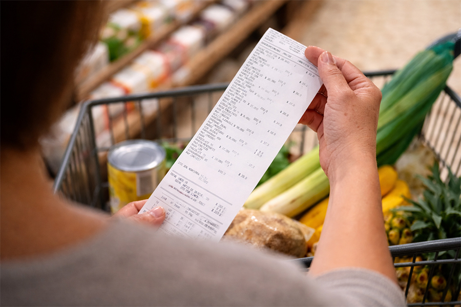 Persona sosteniendo un ticket.