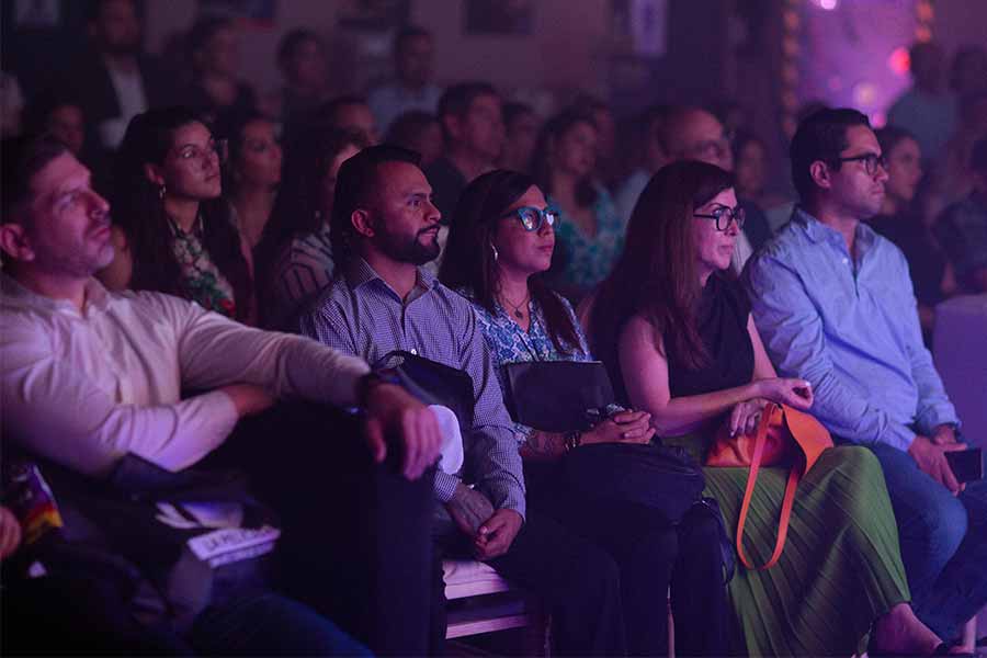 Personas viendo el filme en auditorio 