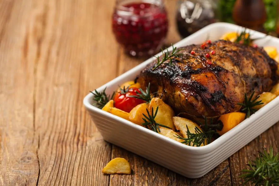 Pierna o lomo de cerdo horneado con papas y romero, platillo tradicional de la cena de Navidad en México