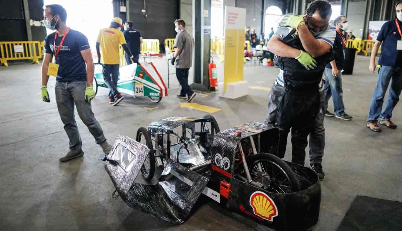 Piloto Sofía Mora y su asesor Julián Echeverry en competencia. | Cortesía: Shell Eco-Marathon Brasil 2022 