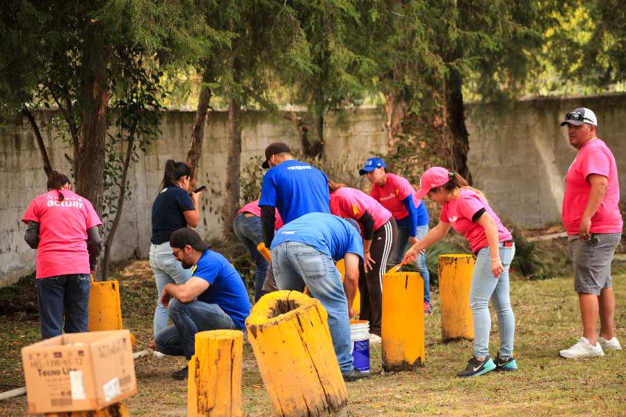 Padres de familia y miembros del voluntariado trabajaron de la mano por los pequeños