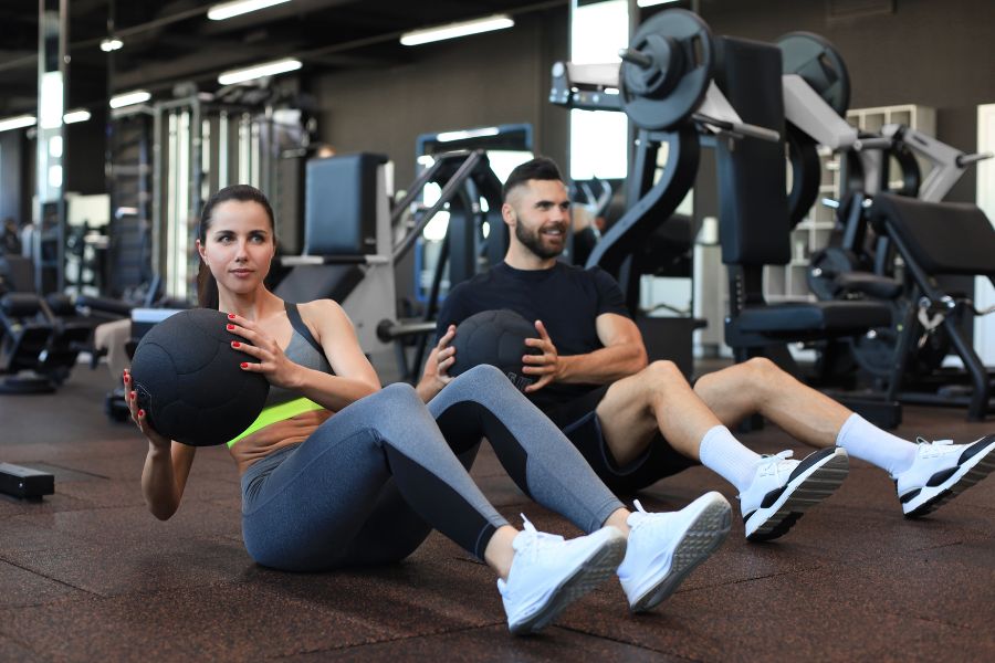 Hombre y mujer realizando ejercicio en un gimnasio