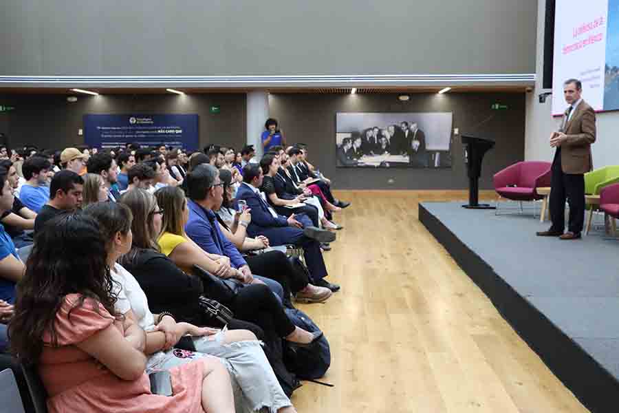 Lorenzo Córdova en el Tec impartió una plática en la Sala Mayor de Rectoría.