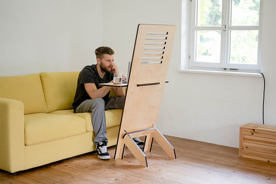 hombre en su sala preparado para hablar con sus amigos