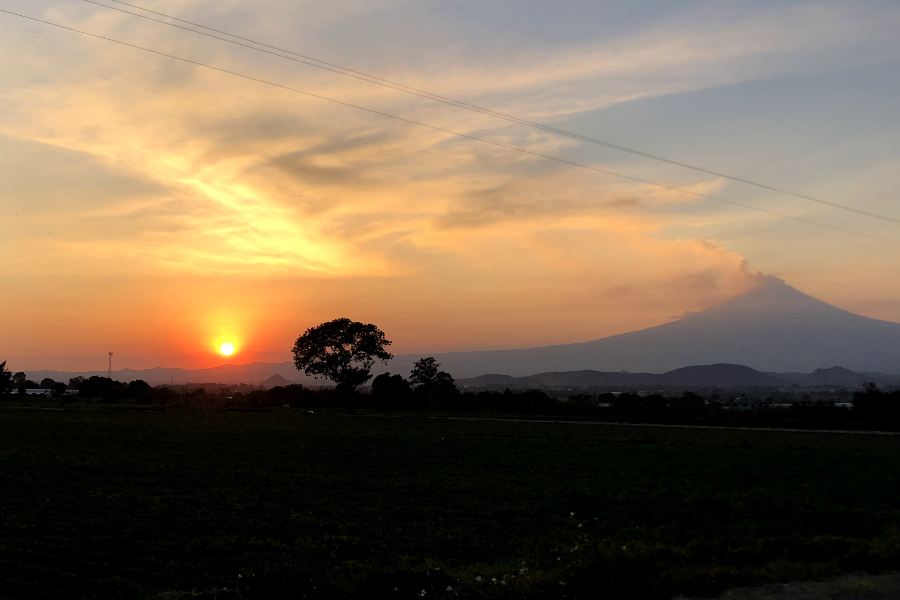 Actividad fumarólica del volcán Popocatépetl al atardecer