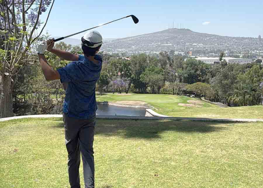 Pr&aacute;ctica de golf, joven alumno de PrepaTec Santa Anita participa en torneos profesionales. 