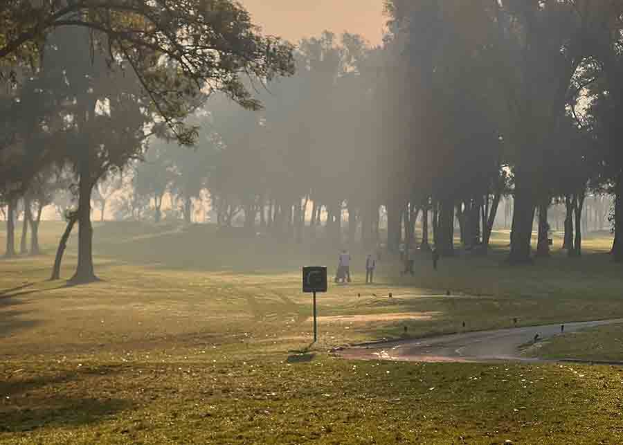 Pr&aacute;ctica de golf, joven alumno de PrepaTec Santa Anita participa en torneos profesionales. 