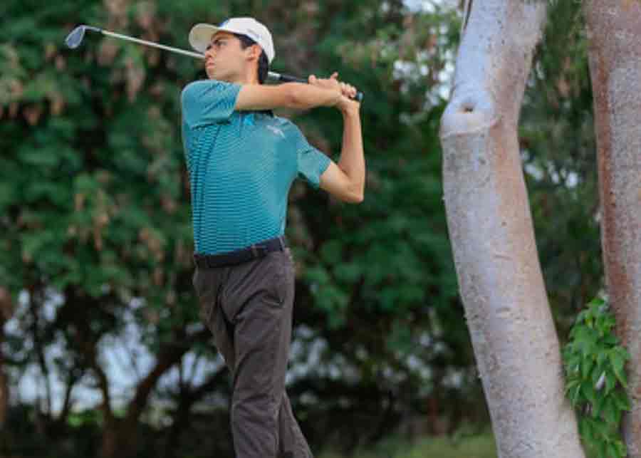 Pr&aacute;ctica de golf, joven alumno de PrepaTec Santa Anita participa en torneos profesionales. 