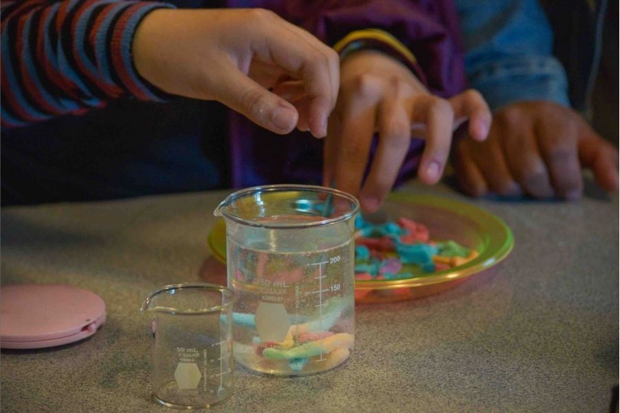 Las prácticas se hacían con materiales que se pueden encontrar en la cocina o que son fáciles de conseguir.