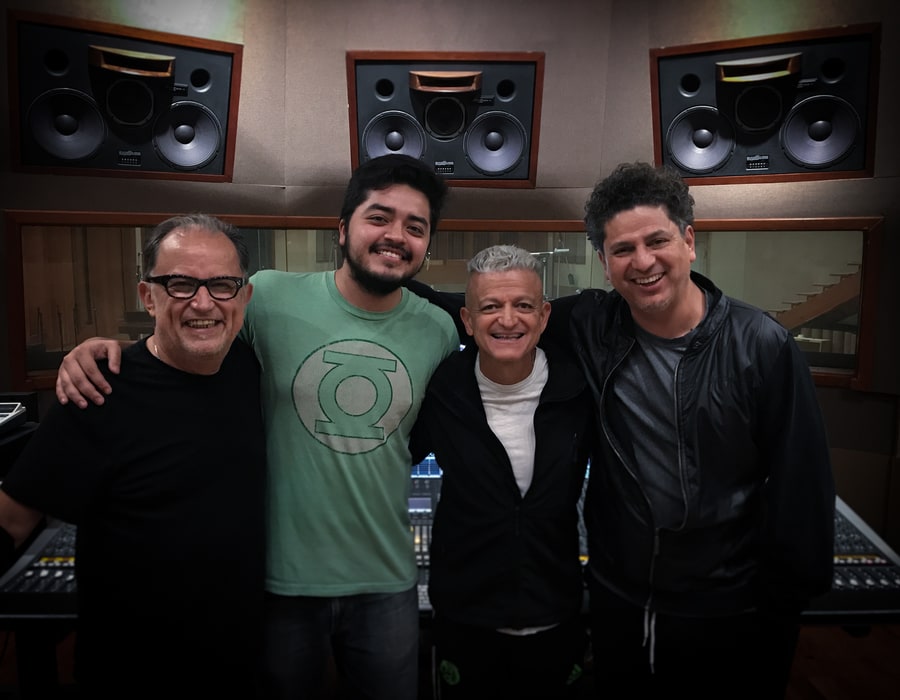 Luis con integrantes de No Pals, músicos de Luis Miguel