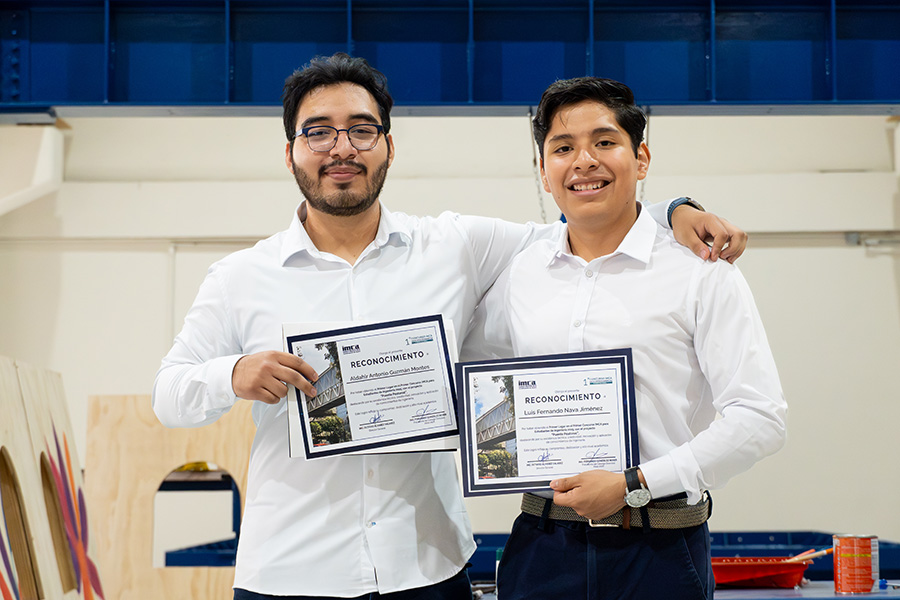 Los estudiantes posan con su diploma