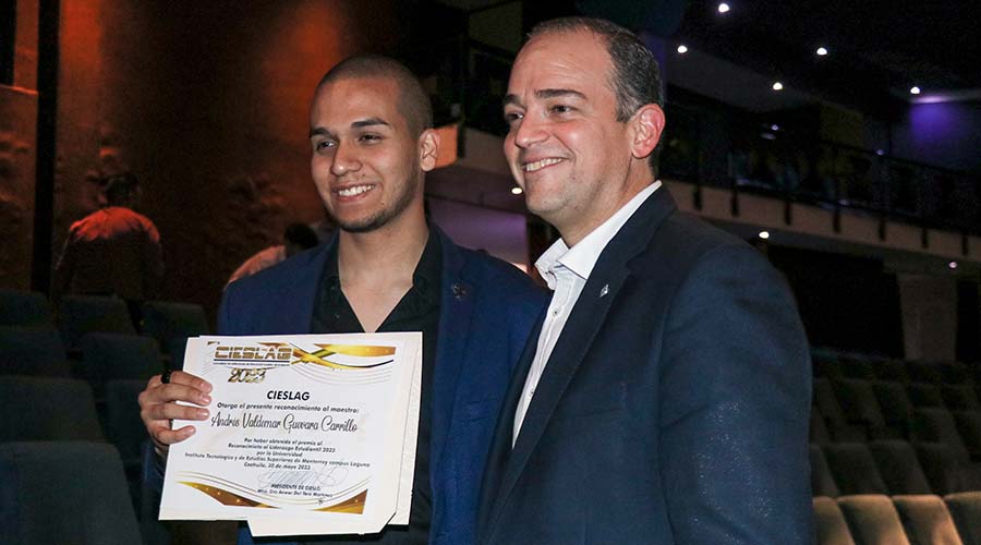 Recibe premio al mérito al liderazgo alumno Tec