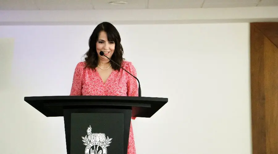 Magdalena Arredondo, dando un discuro emotivo para los presentes.