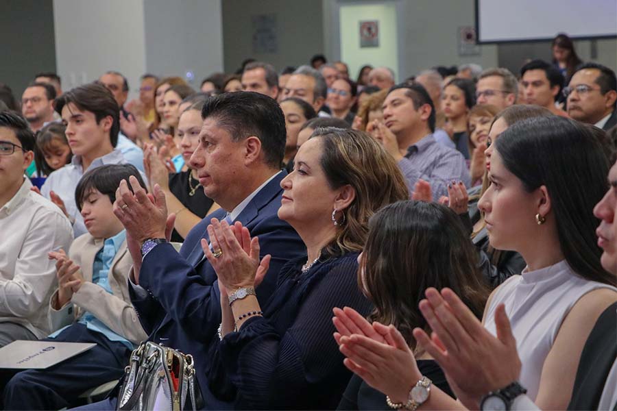 Ricardo con su familia en la presentación