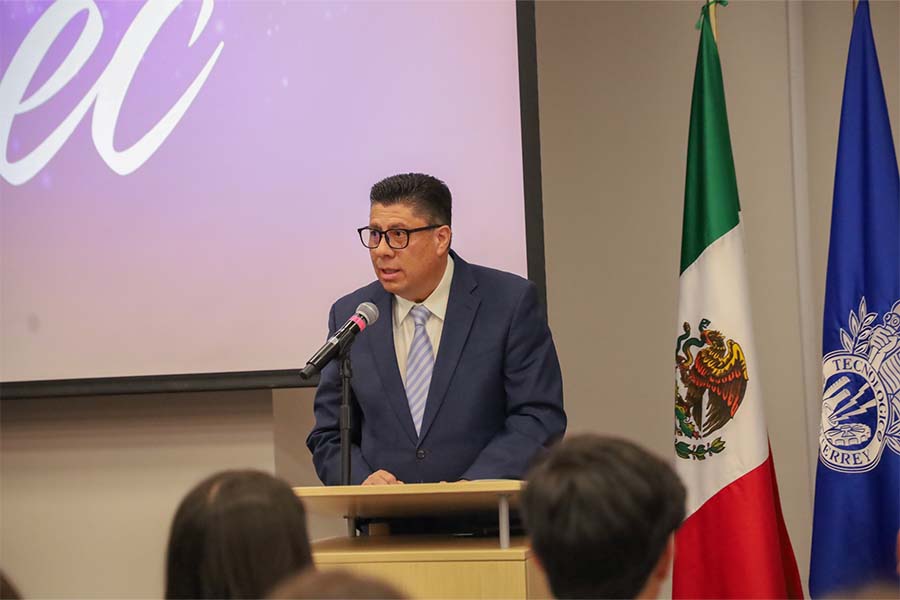 Ricardo dando su discurso de agradecimiento