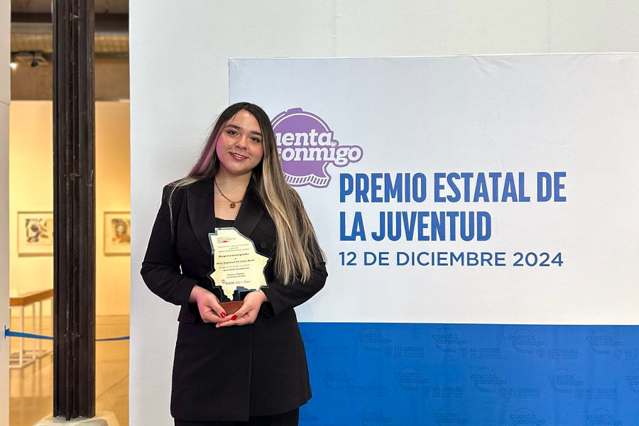 Lupita Marmolejo recibiendo el Premio Estatal de la Juventud 2024 en Chihuahua.