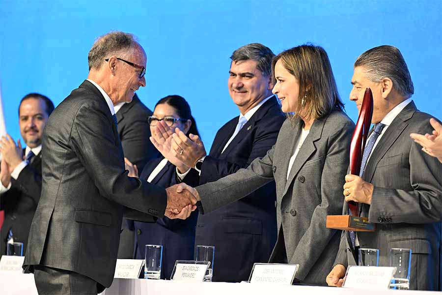 Arteaga recibiendo el premio Eugenio Garza Sada al Liderazgo Humanista