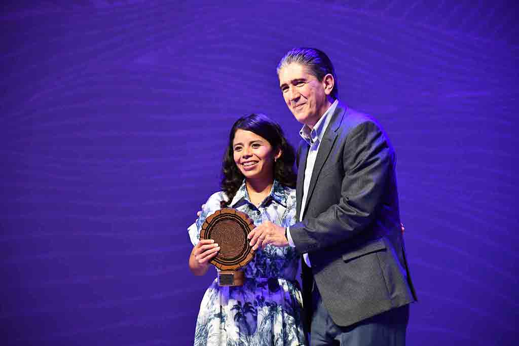 Recibe premio junto al Vicepresidente de Operaciones del Tec de Monterrey.