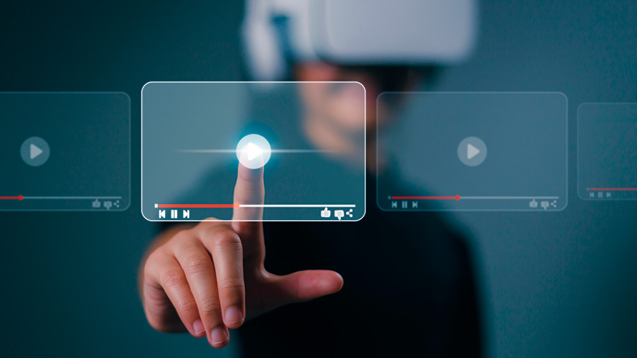 Joven seleccionando contenido con lentes de realidad virtual.