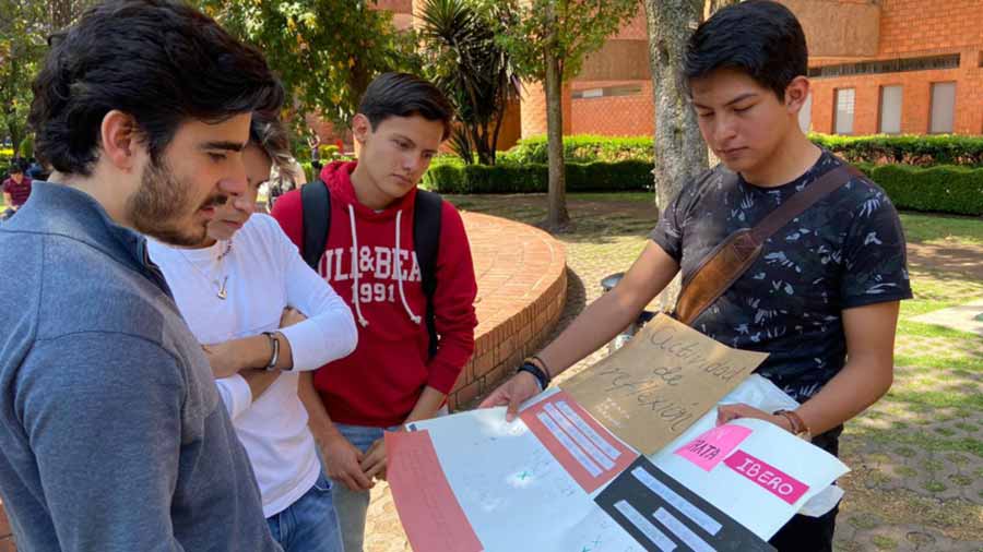 Jovenes mirando materiales visuales sobre SinTrata