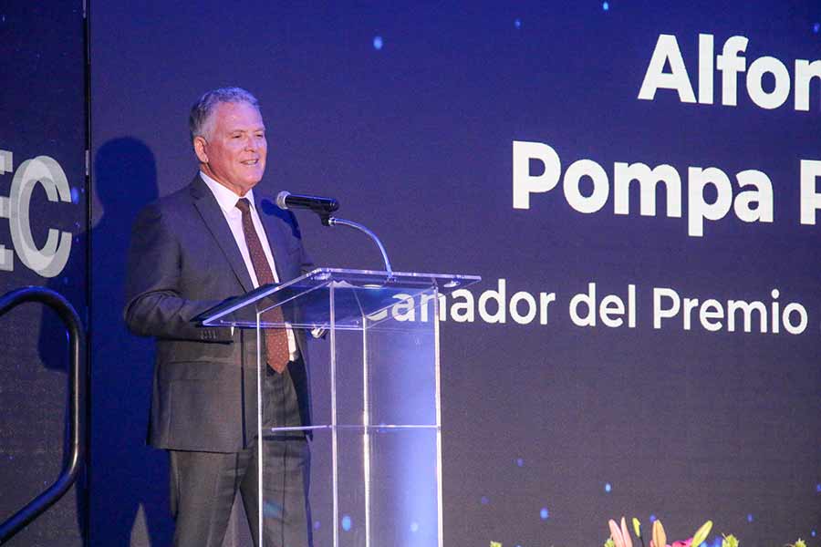 Premio Mérito EXATEC para Alfonso Pompa en el Tec Guadalajara. 