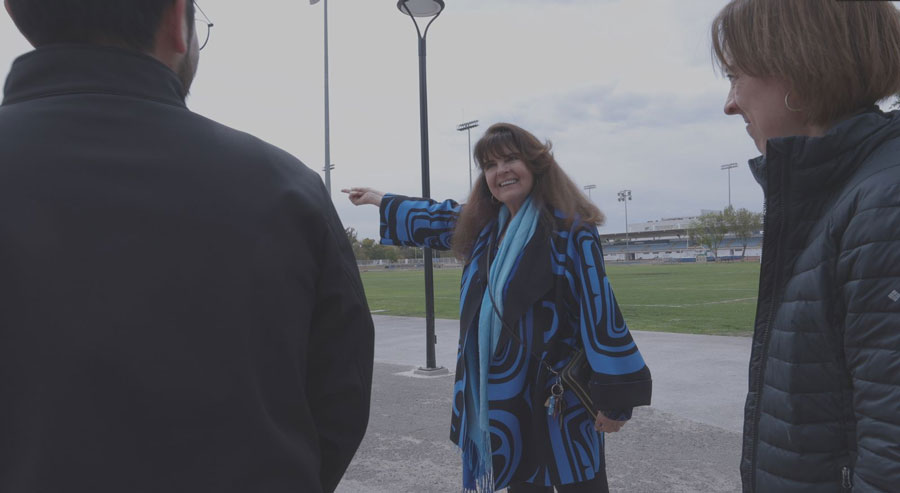 Irma de la Torre platicando con colegas en Tec campus Querétaro