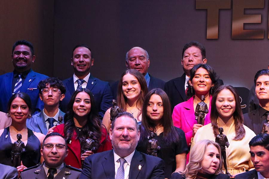 Alex Lebarón, estudiante de PrepaTec Chihuahua, recibiendo el Premio Teporaca 2024 por su destacada participación en competencias locales e internacionales de basquetbol.