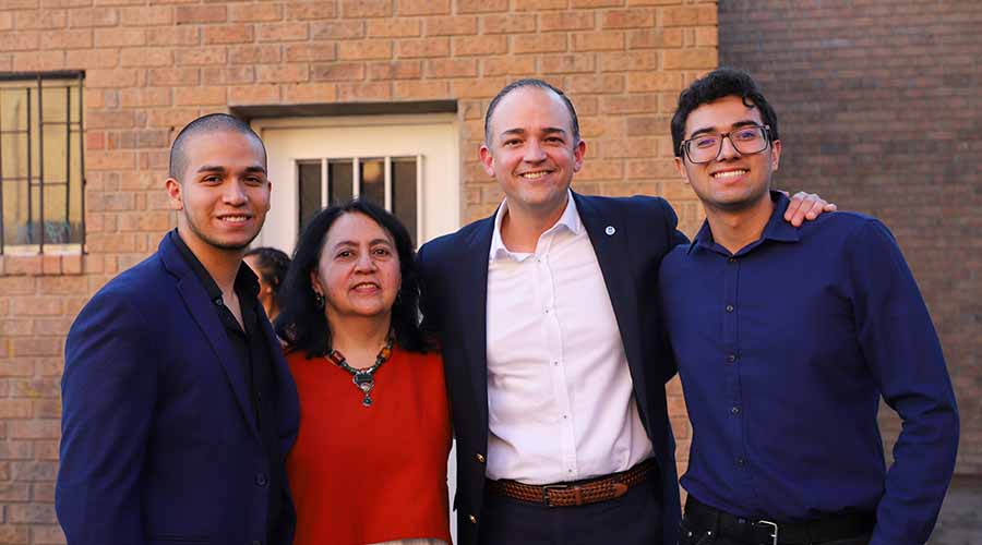 alumnos y maestra reconocidos por el cieslag acompañados por el director del Tec campus Laguna