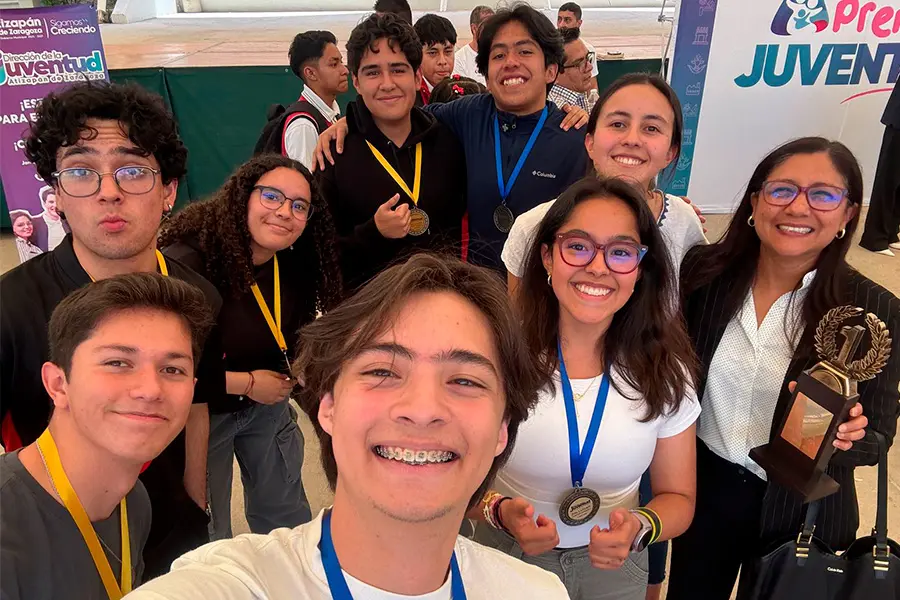 Estudiantes de PrepaTec Esmeralda con sus medallas de primer y segundo lugar en la Olimpiada Municipal de Matem&aacute;ticas de Atizap&aacute;n de Zaragoza.