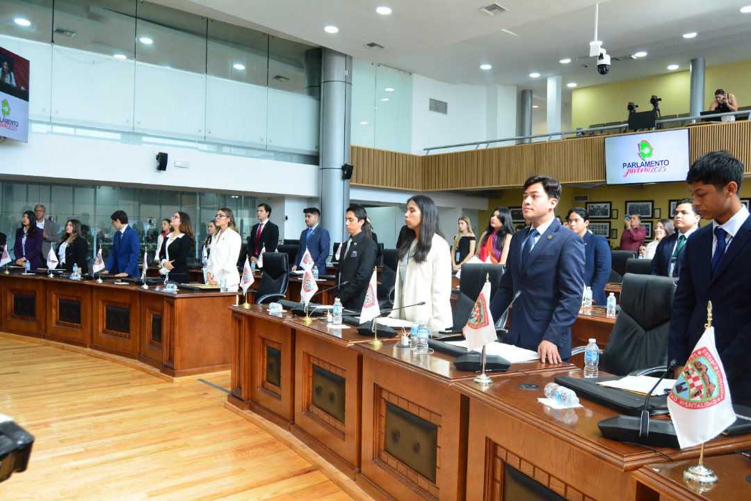 Participantes del Parlamento Juvenil Chihuahua 2025 durante la sesión realizada en el congreso del Estado.