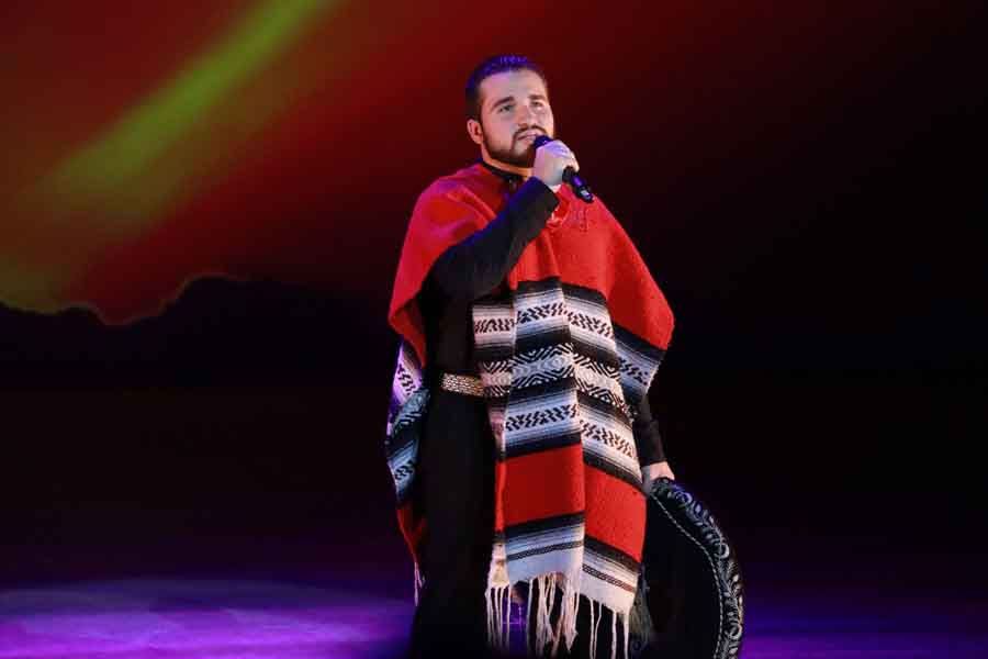 Cantante de grupo Raíces en la presentación "Huapangos".