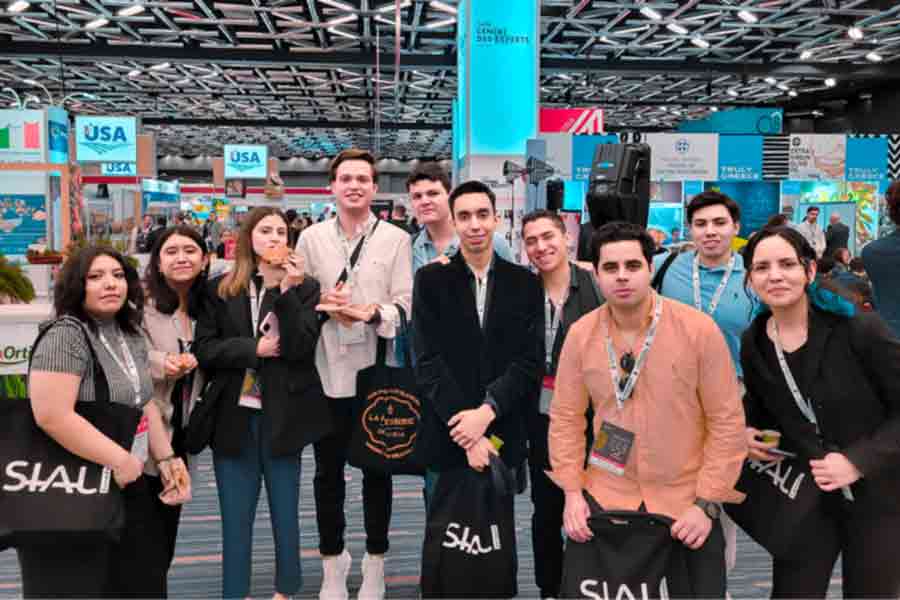 Estudiantes presentando sus proyectos de internacionalización en la misión comercial en Montreal