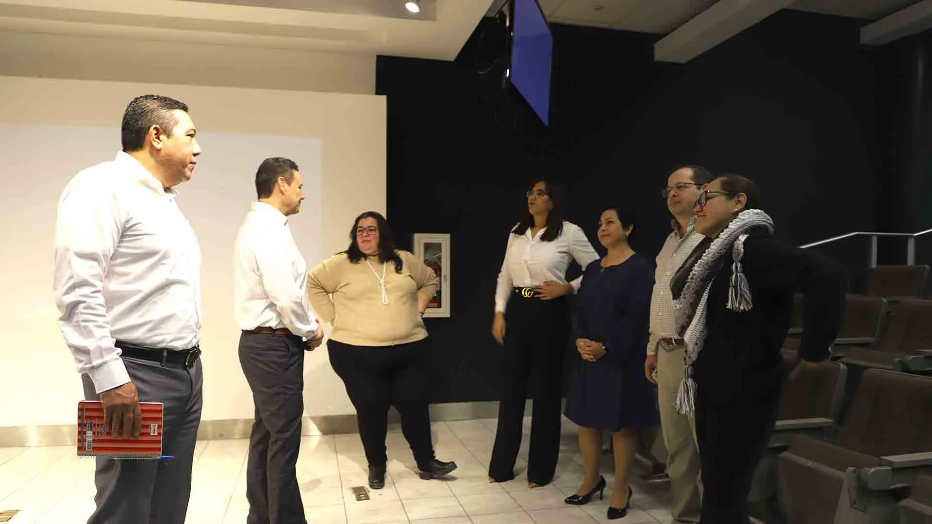profesores del Tec en la presentación de propuestas de atención al cliente a Cimaco